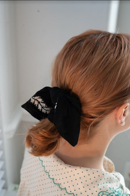 Tatreez Scrunchie in Black