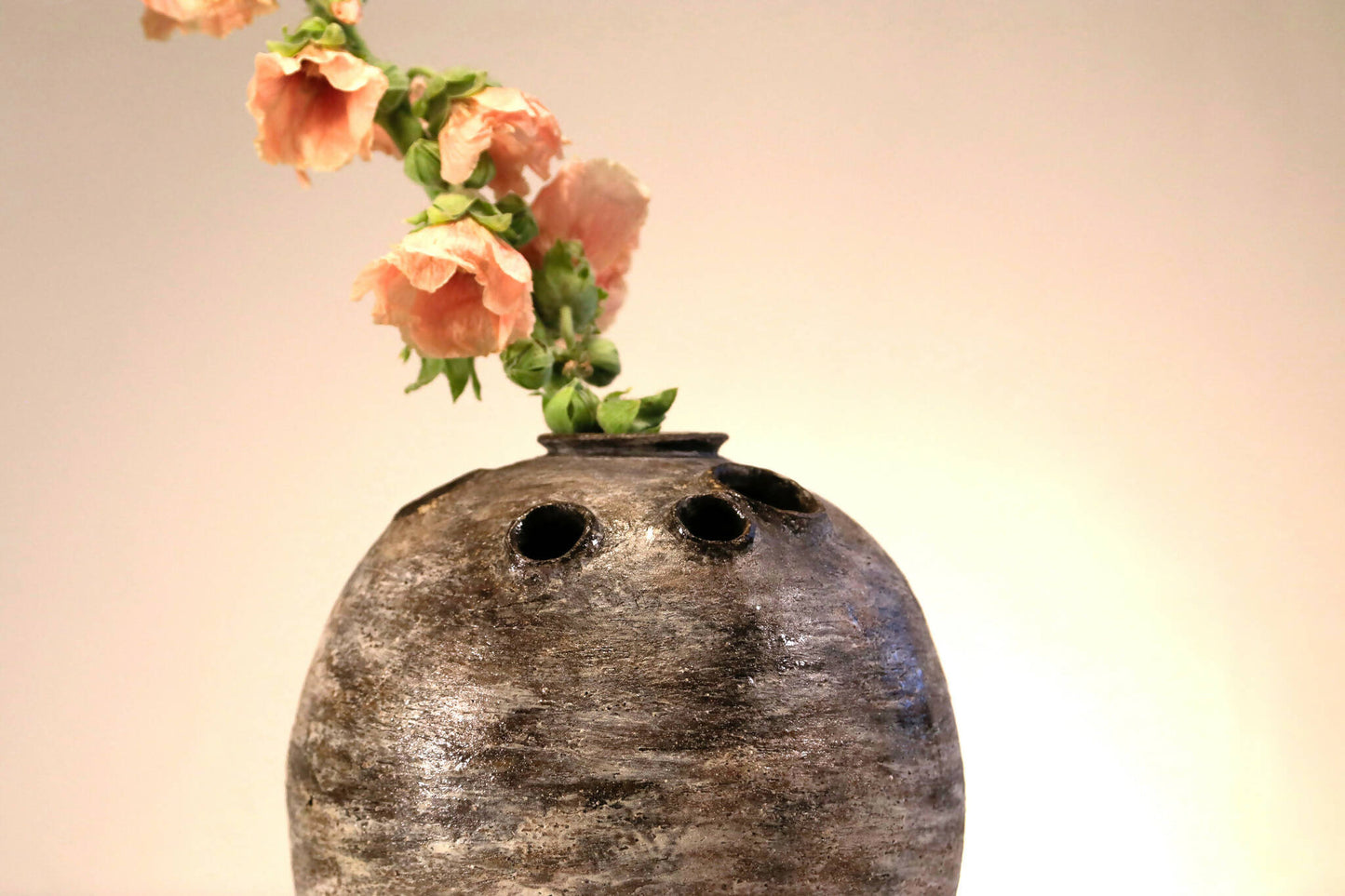 Let's inhabit the Moon vase ياللا عالقمر